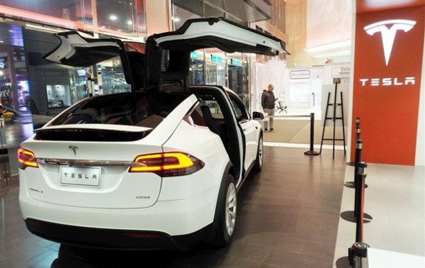 Tesla вп'яте за рік знизила ціни на свої електромобілі