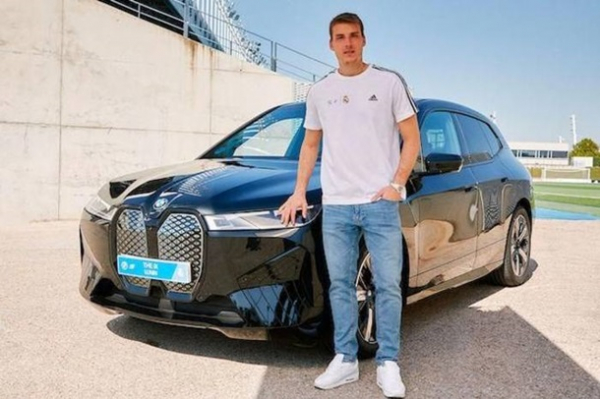 BMW роздав авто гравцям Реала
