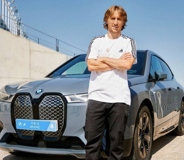 BMW роздав авто гравцям Реала