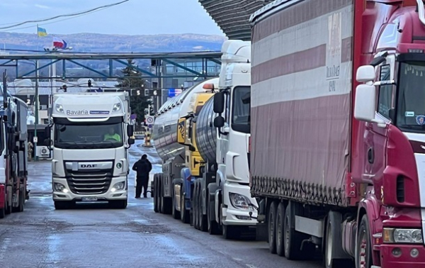 У чергах на кордоні Польщі з Україною стоять 2100 вантажівок - ДПСУ