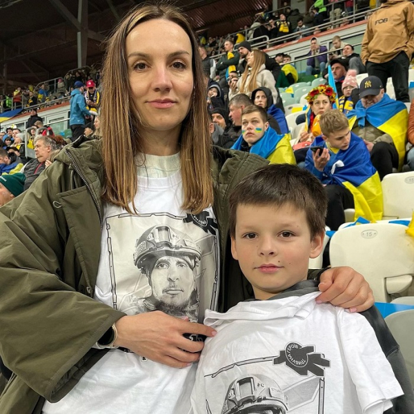 Більше 100 родин загиблих футбольних фанатів підтримали збірну України у матчі проти Ісландії