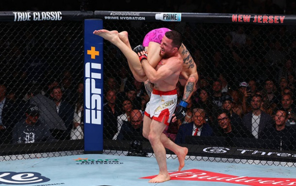 Борець з Грузії задушив О'Меллі і вперше виграв в UFC прийомом здачі