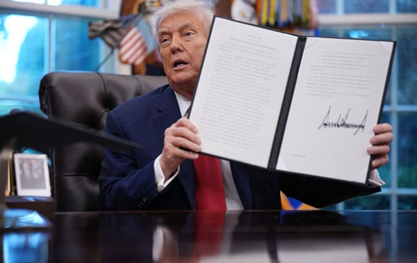 Трамп оголосив нові мита на імпорт ліків, вантажівок і меблів