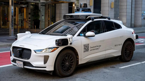 Waymo отзывает тысячи роботакси после инцидента с падением автомобиля в ручей